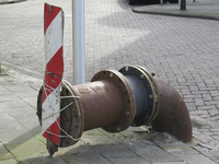 872109 Afbeelding een uitstekende afgetopte waterleidingbuis met waarschuwingsbord, op de hoek van de Dirck van ...